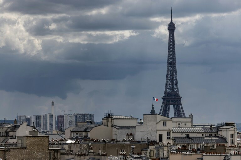 Les trois personnes soupçonnées d'avoir déposés cinq cercueils samedi au pied de la tour Eiffel ont été déférées au palais de justice dimanche soir en vue d'une ouverture d’information judiciaire lundi © JOEL SAGET
