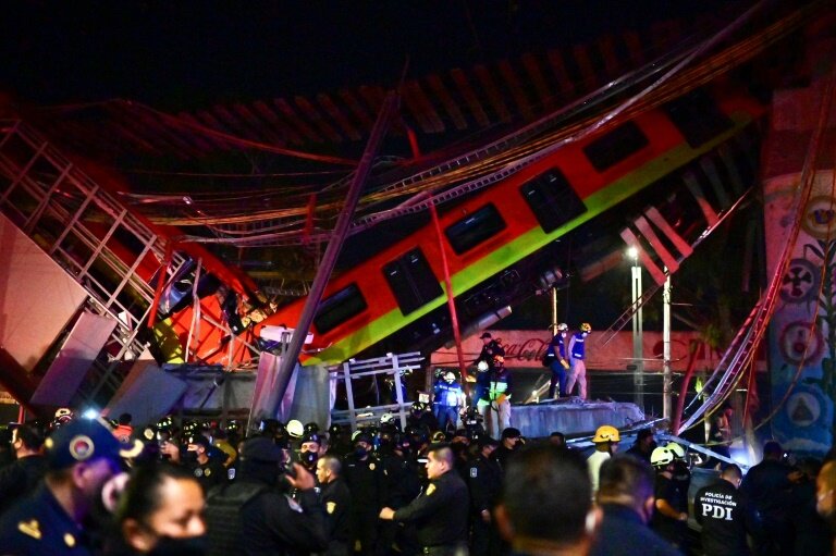 Des équipes de secours sur le site de l'accident de métro à Mexico, le 3 mai 2021 © Pedro PARDO