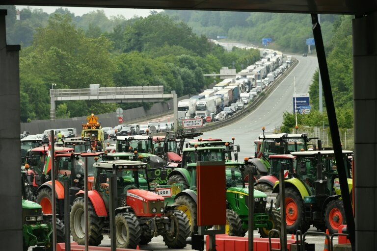 Des agriculteurs bloquent avec leurs tracteurs la frontière franco-espagnole, le 3 juin 2024 à Biriatou, dans les Pyrénées-Orientales © GAIZKA IROZ