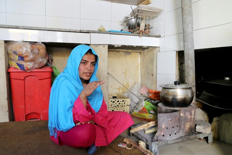 Aniqa Bano, lors d'un entretien avec l'AFP dans sa maison de Skardu, dans la région du Gilgit-Baltistan, le 9 mai 2024 au Pakistan © Manzoor BALTI