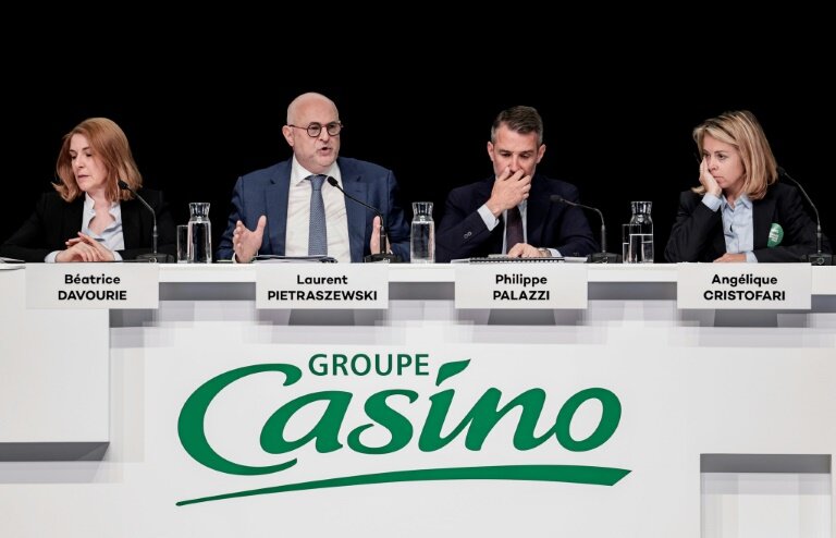 De g. à d. : Béatrice Davourie, conseillère générale du groupe Casino, Laurent Pietraszewski, président-directeur général, Philippe Palazzi, directeur général, et Angélique Cristofari, directrice financière, assistent à l'assemblée générale du groupe à Paris, le 11 juin 2024 © STEPHANE DE SAKUTIN