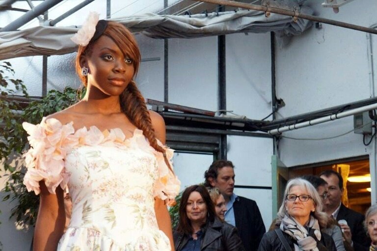 Photo non datée prise par un membre de la famille Musenga, diffusée le 10 mai 2018, de Naomi Musenga lors d'un défilé de mode, dans un lieu non précisé © Catherine FABING