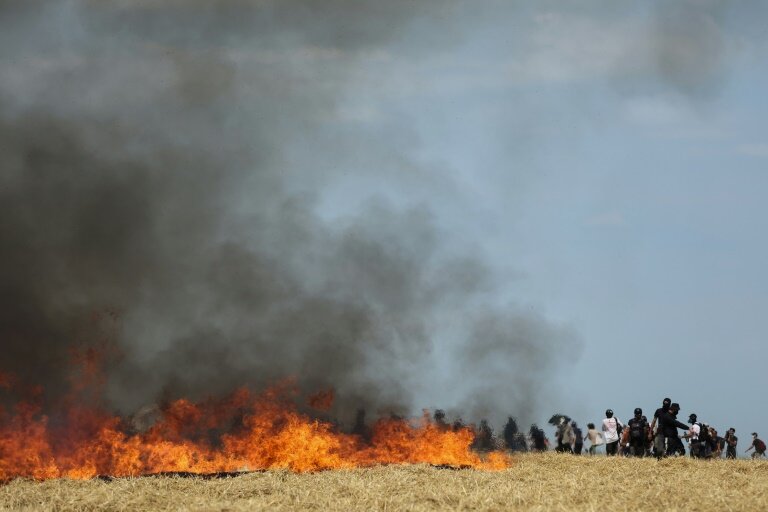 Un incendie déclenché par une bombe lacrymogène lors d'un rassemblement contre la construction d'un réservoir d'eau géant (méga-bassine) près de Migne-Auxances, le 19 juillet 2024 dans la Vienne © ROMAIN PERROCHEAU