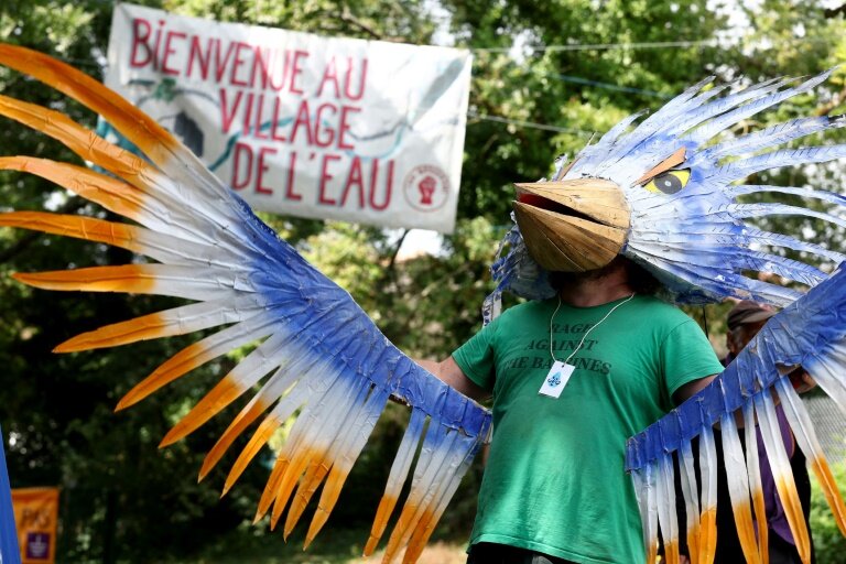 Une personne déguisée en oiseau à l'entrée du Village de l'eau, près de Saint-Martin-lès-Melle, le 16 juillet 2024 © ROMAIN PERROCHEAU