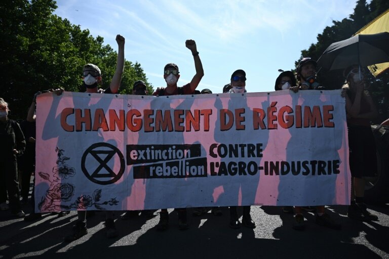 Des opposants aux "méga-bassines" manifestent à La Rochelle le 20 juillet 2024 © Philippe Lopez