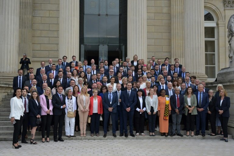 Les députés du Rassemblement national posent devant l'Assemblée, à Paris, le 10 juillet 2024 © Bertrand GUAY