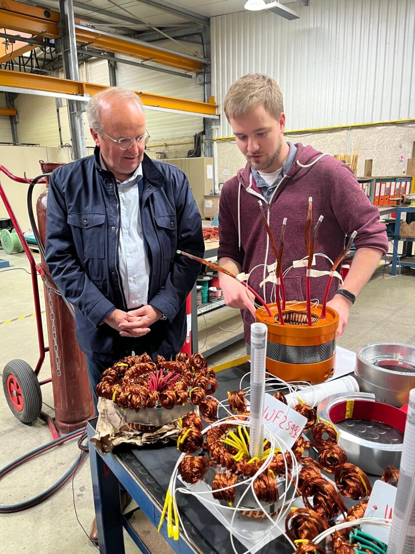 Adrien Maier (à g.) avec Olivier De Beule, président du Plateau Picard, lors d'une visite d'entreprise.