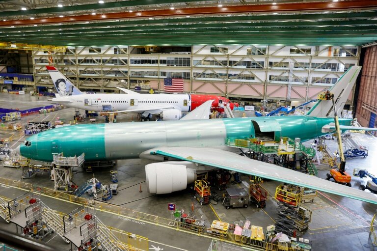 Un Boeing 777 en cours d'assemblage à l'usine d'Everett (nord-ouest), le 26 juin 2024 © Jennifer Buchanan