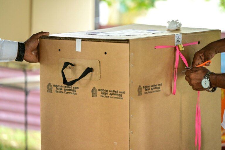 Des agents électoraux scellent une urne à la fin du scrutin de l'élection présidentielle au Sri Lanka, dans un bureau de vote à Colombo, le 21 septembre 2024 © Ishara S. KODIKARA