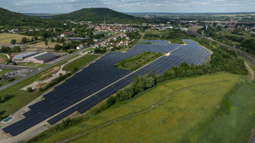 Le parc solaire de l’Espace du Génie à Écrouves est le premier parc solaire public et citoyen de la région. © : SIPENR.