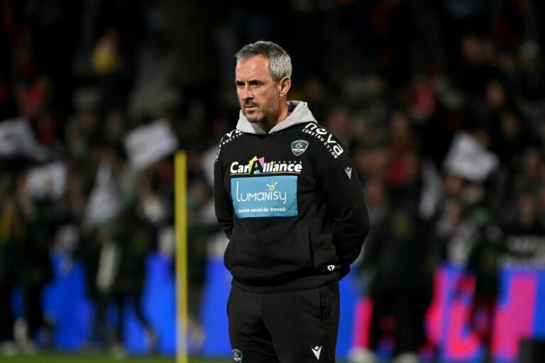 Le manager de Pau Sebastien Piqueronies lors d'un match de Top 14 contre le Stade toulousain, le 30 mars 2024 à Toulouse © Matthieu RONDEL