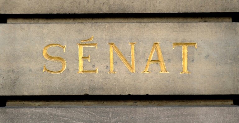 Le Sénat a rejeté mercredi, contre toute attente, une proposition de loi visant à réduire le nombre de conseillers municipaux dans les petites communes qui font face à une insoluble crise de l'engagement local et peinent parfois à constituer des listes pour les municipales © STEPHANE DE SAKUTIN