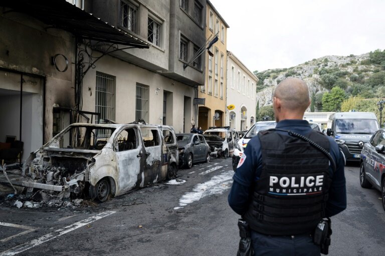 Des véhicules de police incendiés devant le commissariat de Cavaillon (Vaucluse) le 9 octobre 2024 © MIGUEL MEDINA