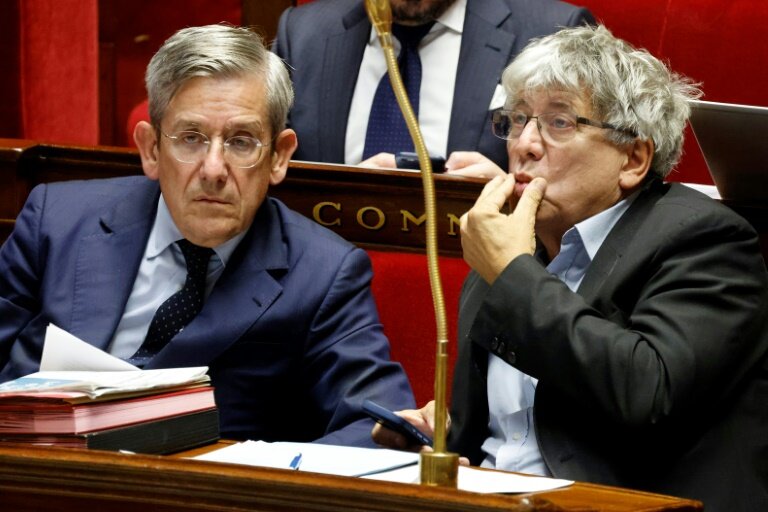 Le rapporteur général du budget, Charles de Courson (g) et le président  de la Commission des Finances Eric Coquerel lors d'une séance de débat sur la première partie du projet de loi de finances 2025 à l'Assemblée nationale, le 21 octobre 2024 à Paris © Ludovic MARIN