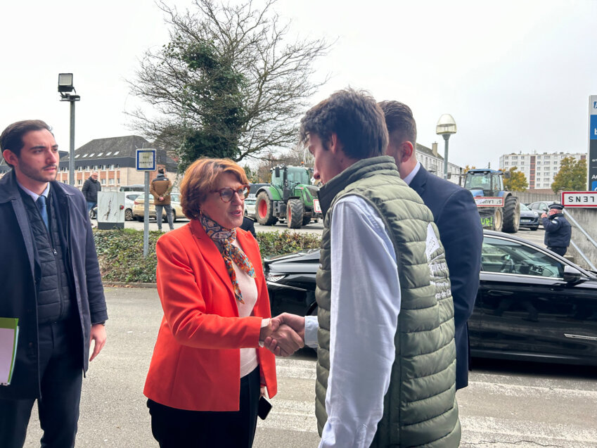 Lors du déplacement d’Annie Genevard au Salon de la transmission et de l’installation agricole près d’Arras, le contexte syndical a un peu détourné le débat de la transmission des exploitations agricoles. © Aletheia Press / L.Péron