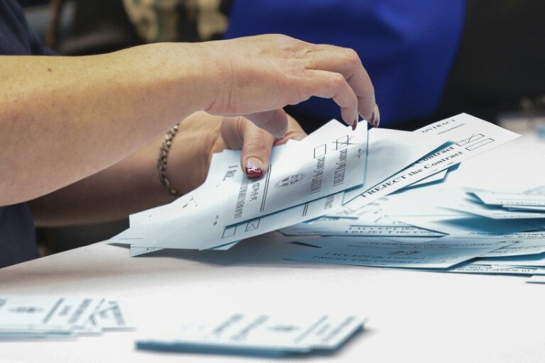 Le dépouillement des bulletins de vote des ouvriers grévistes de Boeing, à Seattle (nord-ouest) le 4 novembre 2024 © Jason Redmond