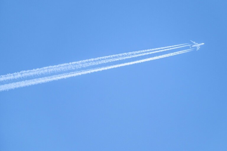 A l'initiative des syndicats, quelques centaines de pilotes en grève et salariés du secteur aérien ont manifesté à Paris jeudi pour exprimer leur opposition à l'alourdissement de la fiscalité sur leur filière, portée par le gouvernement © Charly TRIBALLEAU