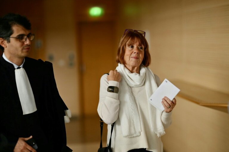 Gisèle Pelicot, accompagnée de son avocat Stéphane Babonneau, arrive au tribunal d'Avignon, le 14 novembre 2024 © Christophe SIMON