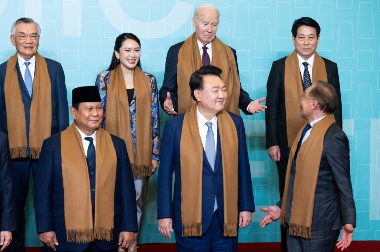 Le président américain Joe Biden (en haut au centre) s'entretient avec le Premier ministre malaisien Anwar Ibrahim (en bas à droite) et d'autres dirigeants lors d'une photo de "famille" au sommet des dirigeants de la Coopération économique Asie-Pacifique (APEC) à Lima, au Pérou, le 16 novembre 2024. © SAUL LOEB