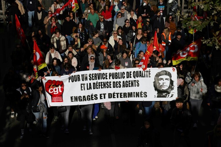 Des personnes défilent à Marseille lors d'une manifestation organisée dans le cadre d'une journée nationale d'action et de grève dans la fonction publique, le 5 décembre 2024 © Clement MAHOUDEAU