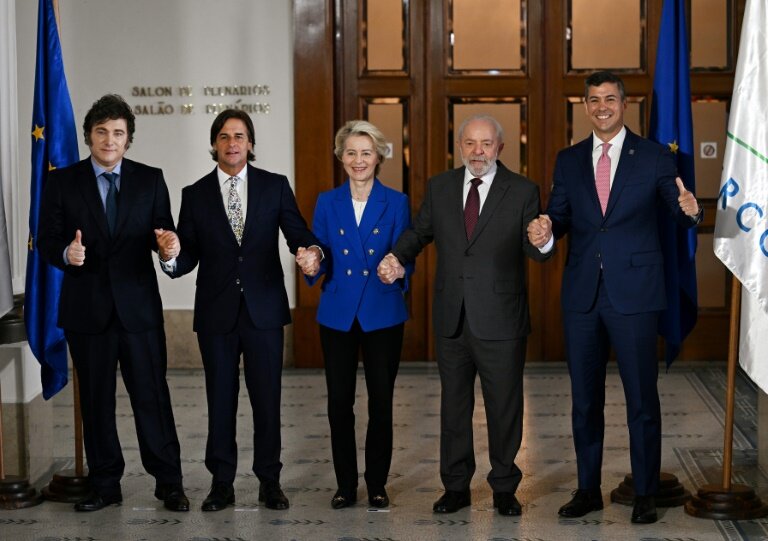 (g à d) Le président argentin Javier Milei, le président uruguayen Luis Lacalle Pou, la présidente de la Commission européenne Ursula von der Leyen, le président brésilien Luiz Inacio Lula da Silva et le président paraguayen Santiago Pena au sommet du Mercosur à Montevideo, le 6 décembre 2024 en Uruguay © Eitan ABRAMOVICH