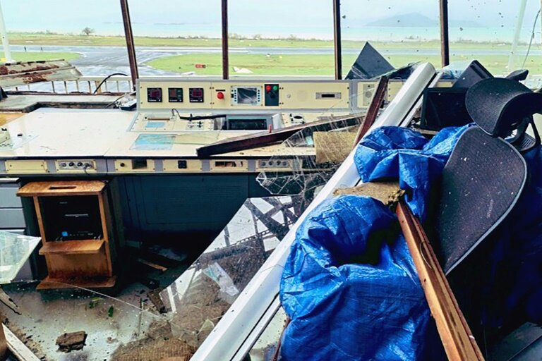 Photo diffusée par la Direction générale de l'aviation civile (DGAC), le 14 décembre 2024, montrant les dégâts à la tour de contrôle de l'aéroport international Marcel Henry de Dzaoudzi-Pamandzi, après le passage du cyclone Chido sur l'île de Mayotte © Handout