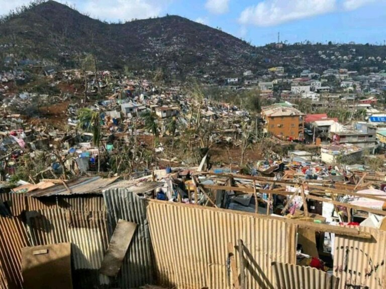 Un bâtiment détruit après le passage du cyclone Chido à Mayotte, dans la capitale Mamoudzou, le 14 décembre 2024 © Daniel MOUHAMADI