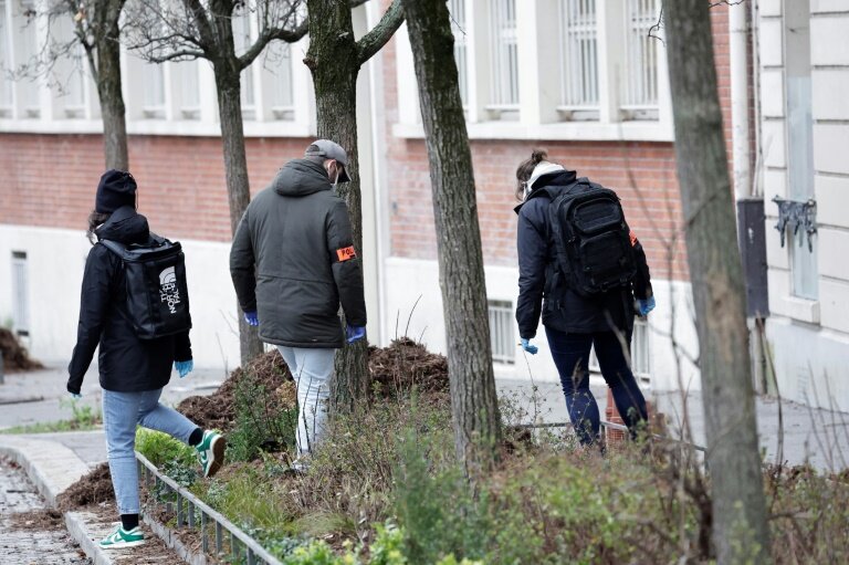 Des enquêteurs de la police scientifique sur le site où un adolescent a été tué lors d'une rixe entre bandes rivales devant le lycée Rodin à Paris, le 17 décembre 2024 © STEPHANE DE SAKUTIN
