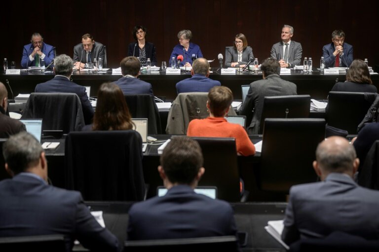 La présidente et la vice-présidente de la commission d'enquête parlementaire suisse Isabelle Chassot et Franziska Ryser, avec d'autres membres durant une conférence de presse au Parlement suisse à Berne, le 20 décembre 2024 © GABRIEL MONNET