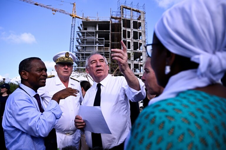 Le Premier ministre Francois Bayrou (au centre) visite une usine de dessalement d'eau à Petite-Terre, dans le département de Mayotte, le 30 décembre 2024 © JULIEN DE ROSA