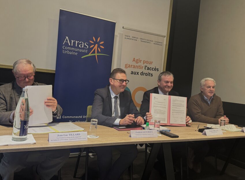 Jean-Luc Tillard, vice-président de la CUA en charge du développement des solidarités et préventions, Frédéric Leturque, président de la CUA, Jacques Billant, préfet du Pas-de-Calais, et Sylvain Roy, conseiller communautaire délégué à l’offre de services publics.