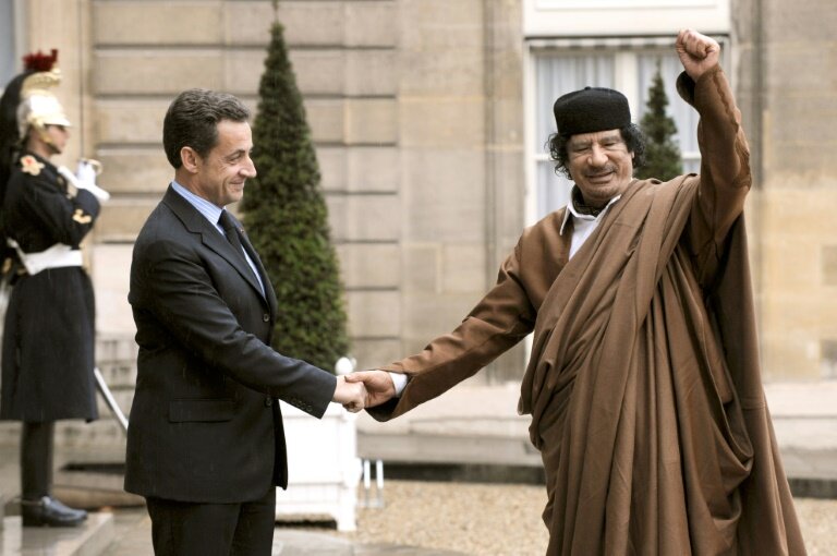Le dictateur libyen Mouammar Kadhafi reçu à l'Elysée par Nicolas Sarkozy le 10 décembre 2007 © ERIC FEFERBERG