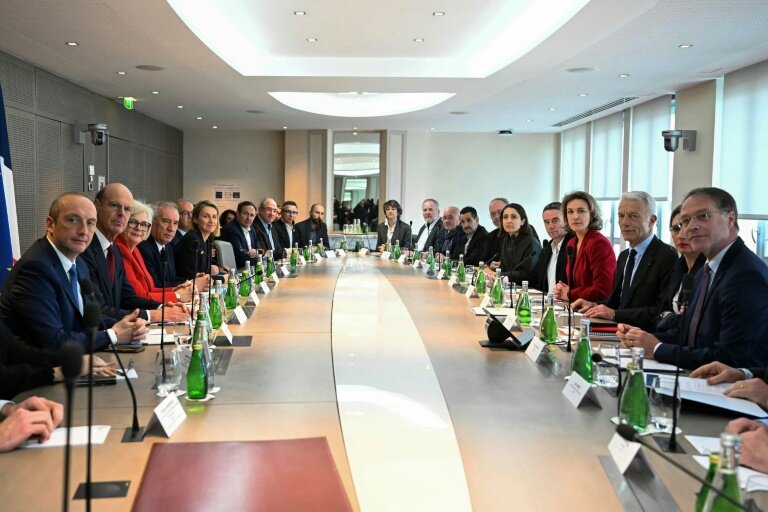 Le Premier ministre François Bayrou (c-g) lors d'une réunion avec les partenaires sociaux au ministère du Travail, le 17 janvier 2025 à Paris © Bertrand GUAY