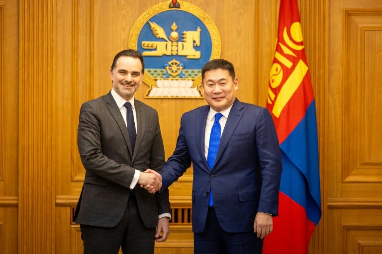 Le ministre français délégué chargé du Commerce extérieur Laurent Saint-Martin et le Premier ministre mongol Luvsannamsrain Oyun-Erdene, se serrent la main lors d'une réunion à Oulan-Bator le 17 janvier 2025 © Byambasuren BYAMBA-OCHIR