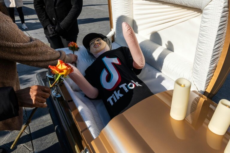 Un faux enterrement de TikTok devant la Cour suprême © Alex Kent