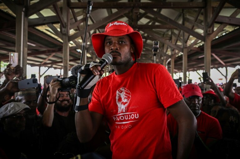 Rodrigue Petitot (c), président du Rassemblement pour la protection des peuples et des ressources afro-caribéens (RPPRAC), lors d'un rassemblement contre la vie chère, le 19 octobre 2024 à Fort-de-France, en Martinique © Philippe LOPEZ