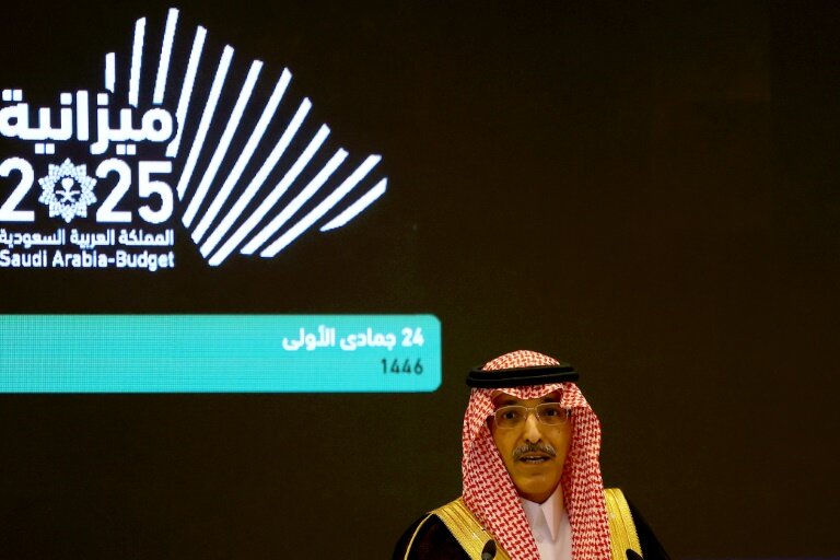 Le ministre saoudien des Finances Mohammed al-Jadaan présente le budget 2025 du pays le 26 novembre 2024 lors d'une conférence de presse à Ryad © Fayez Nureldine