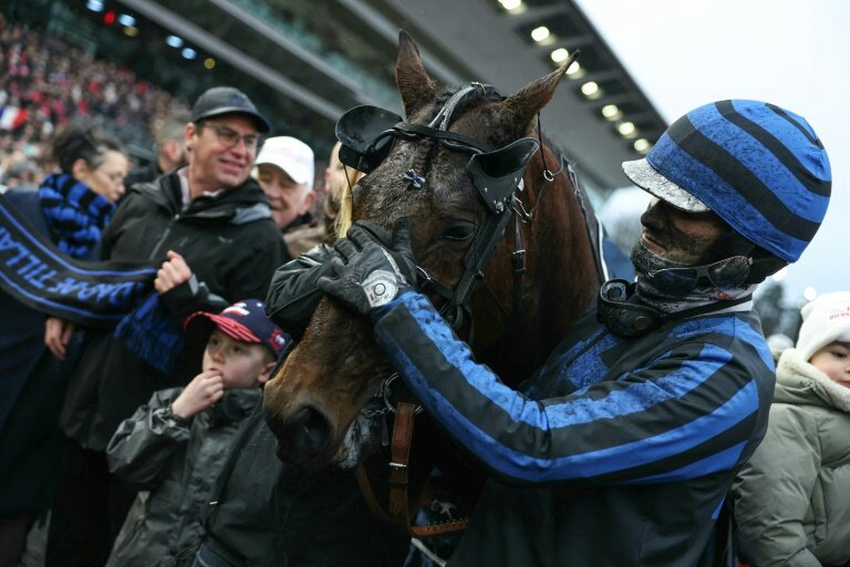 Clément Duvaldestin et le cheval Idao De Tillard après leur victoire au 104e Prix d'Amérique à l'Hippodrome de Vincennes à Paris le 26 janvier 2025 © THOMAS SAMSON