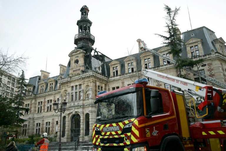 Des pompiers devant la mairie du 12e arrondissement endommagée par un incendie, le 27 janvier 2025 à Paris © Bertrand GUAY