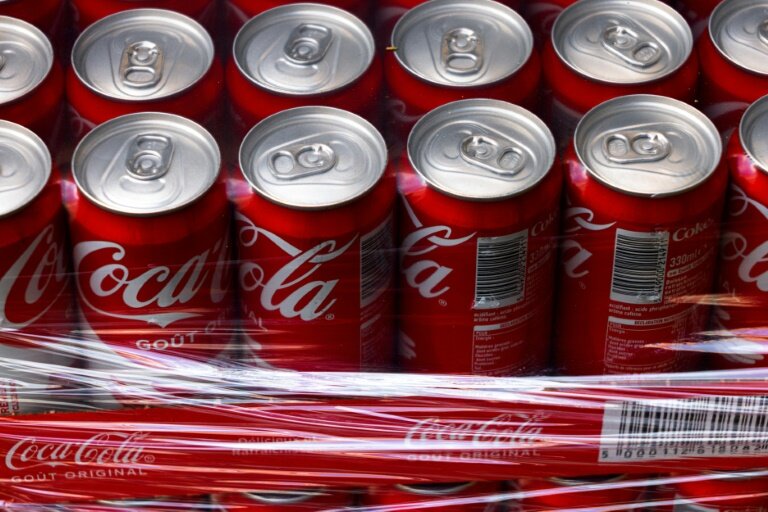 L'embouteilleur européen de Coca-Cola annonce un rappel massif de produits en Europe en raison d'une teneur trop élevée en chlorate, un sous-produit du chlore © JOEL SAGET