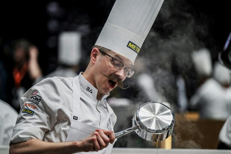 Le chef finlandais Ismo Sipelainen au concours du Bocuse d'Or 2025 au Salon international de la restauration, de l'hôtellerie et de l'alimentation (Sirha) à Chassieu, près de Lyon, le 27 janvier 2025 © JEFF PACHOUD