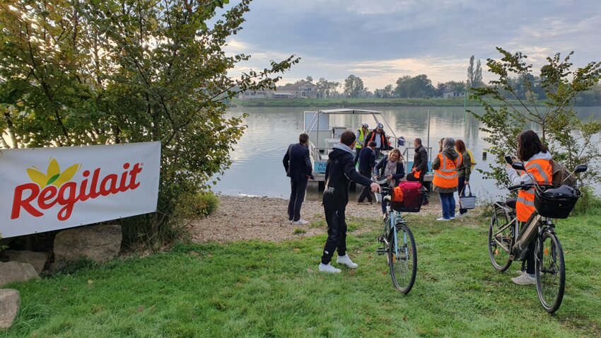 En parallèle de ses réflexions sur les mobilités douces, Régilait a profité du Challenge Mobilités pour expérimenter des alternatives à la voiture comme un bac sur la Saône ou une navette pour pallier l’absence de transport en commun. © Régilait