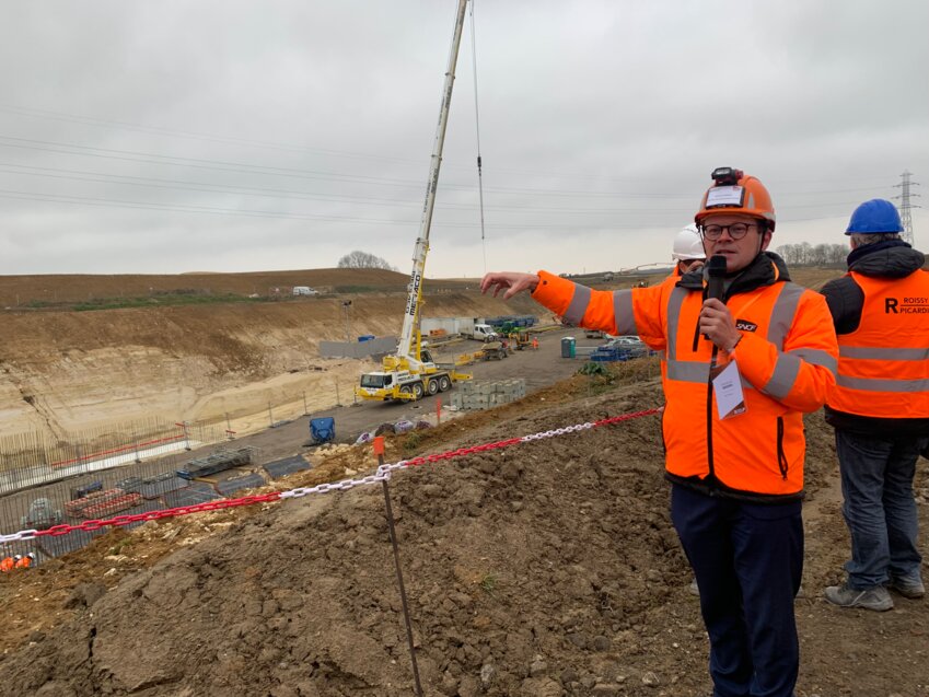 Emmanuel Grossin, directeur du projet Roissy-Picardie à la SNCF devant le chantier. © Aletheia Press / L. Brémont