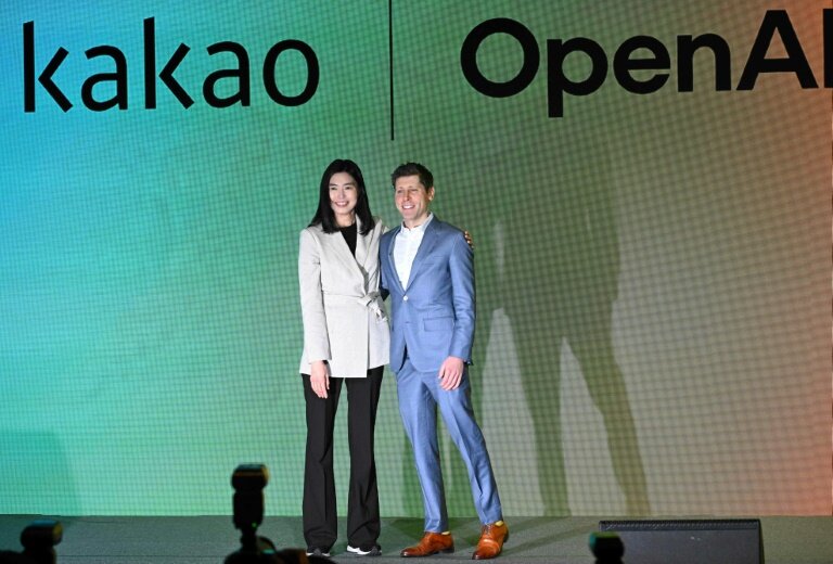 Le patron d'OpenAI, Sam Altman (d), et la directrice générale de Kakao, Shina Chung, lors d'une conférence à Séoul, le 4 février 2024 en Corée du Sud © Jung Yeon-je