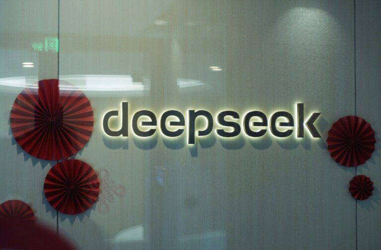 Le logo de l'IA DeepSeek dans les bureaux de la startup chinoise à Hangzhou, dans la province du Zhejiang, le 5 février 2025 en Chine © STR
