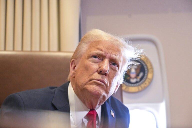 Le président américain Donald Trump à bord d'Air Force One, en direction de la Nouvelle-Orléans le 9 février 2025 © ROBERTO SCHMIDT