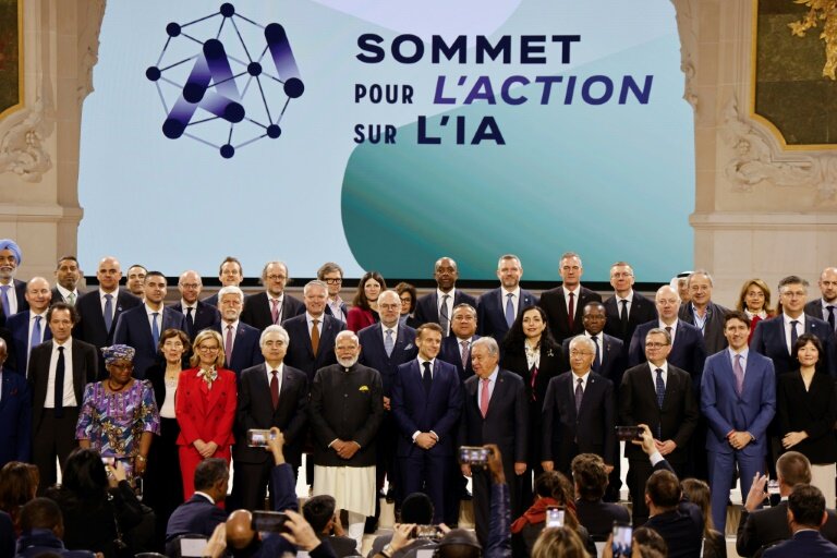 Le président Emmanuel Macron avec les leaders mondiaux et participants au sommet sur l'IA organisé au Grand Palais à Paris, le 11 février 2025 © Ludovic MARIN