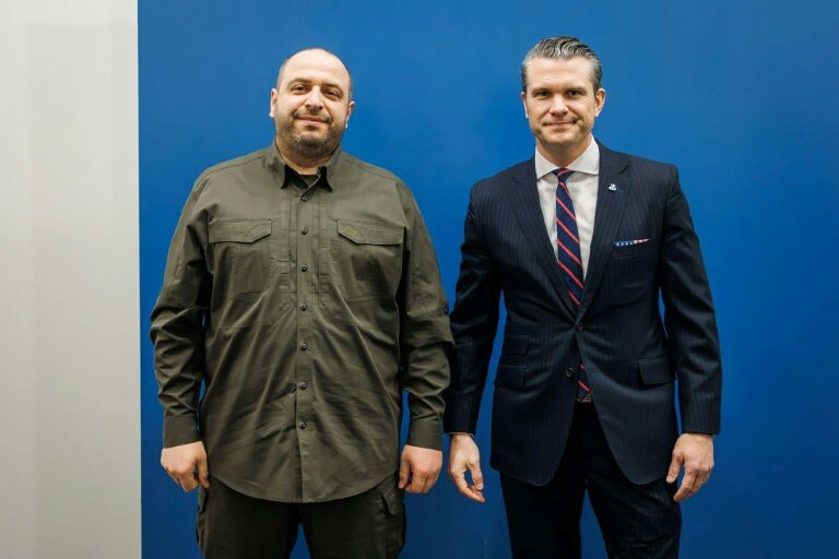 Photo diffusée par le ministère ukrainien de la Défense, le 12 février 2025, montrant le secrétaire américain à la Défense Pete Hegseth (d) et son homologue ukrainien Roustem Oumerov à Bruxelles © Handout