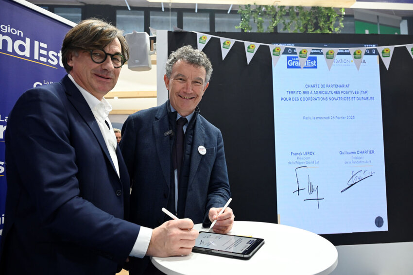 ©  JL Stadler/Région Grand Est. Franck Leroy, président de la Région Grand Est et Guillaume Chartier, président de la Fondation Avril ont signé un partenariat à l’occasion du Salon International de l’Agriculture la semaine dernière.