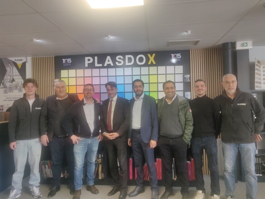 Franck Pia entouré par l’équipe de Batithèque. © Aletheia Press / DLP